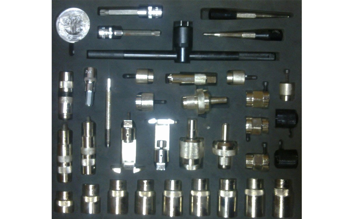 Foto: A set of tools and devices for repairing CR injectors BOSCH, DENSO