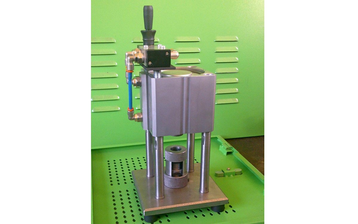 Foto: Pneumatic press for re-pressing the sleeve of the electromagnet